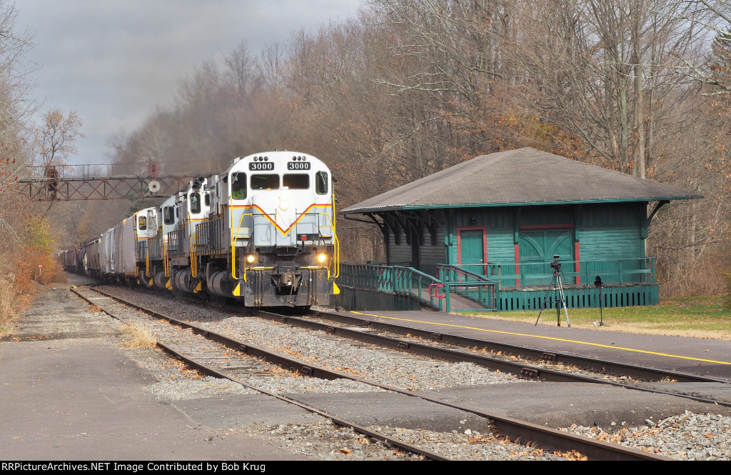 DL 3000 leads PO-74 eastbound past the ex-Lackawanna freight depot in Moscow